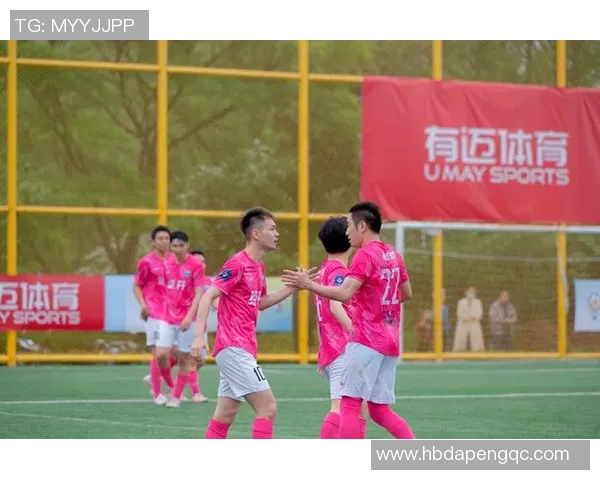 足球明星亲自赠送球衣给热情粉丝感动瞬间引发全场欢呼